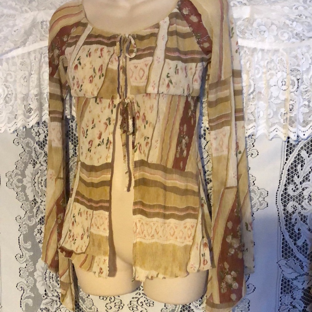Absolutely Gorgeous top- see meas